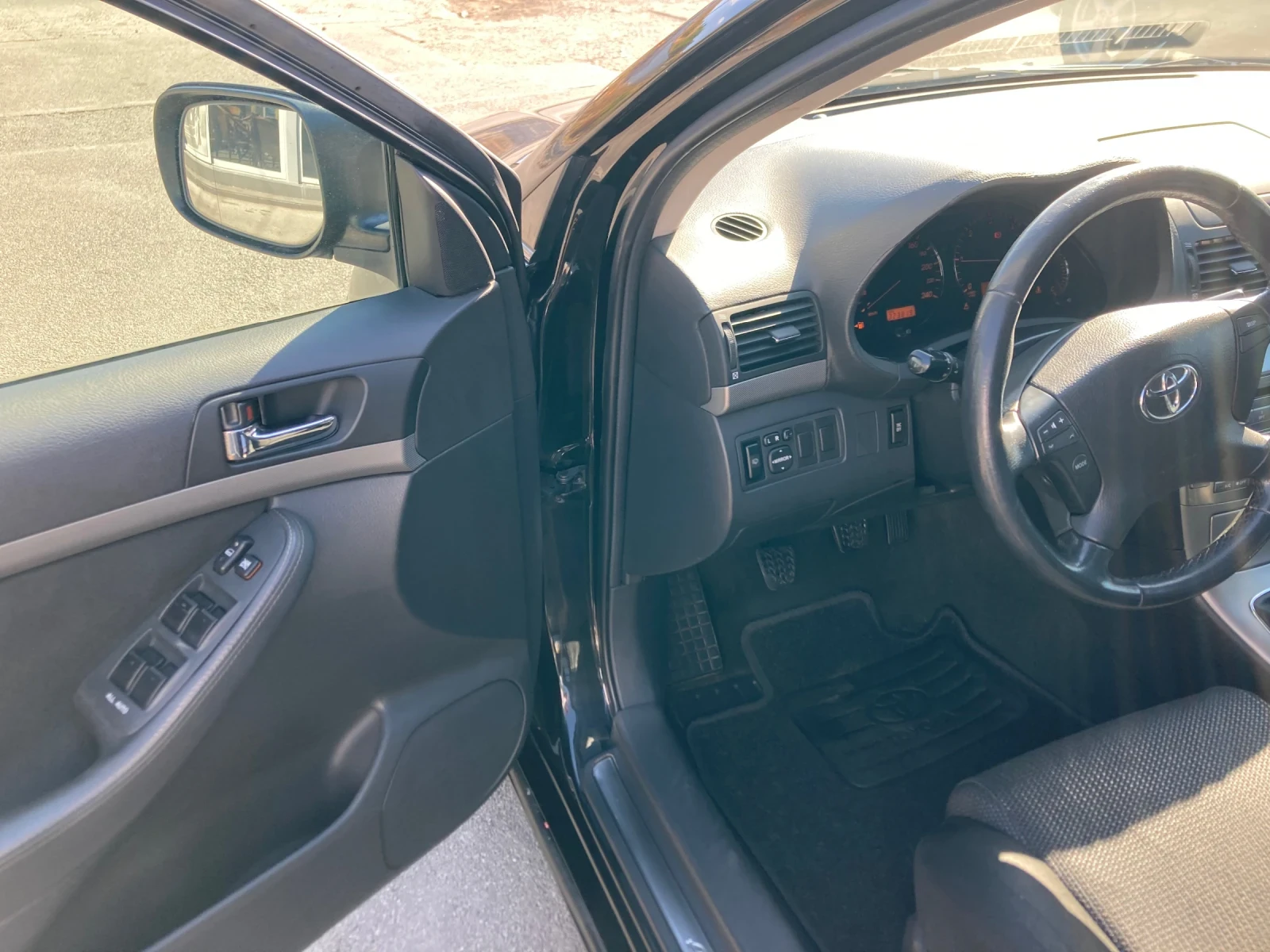 Toyota Avensis 2.0 D4D 126konq mnogo ekstri, снимка 9 - Автомобили и джипове - 56124590