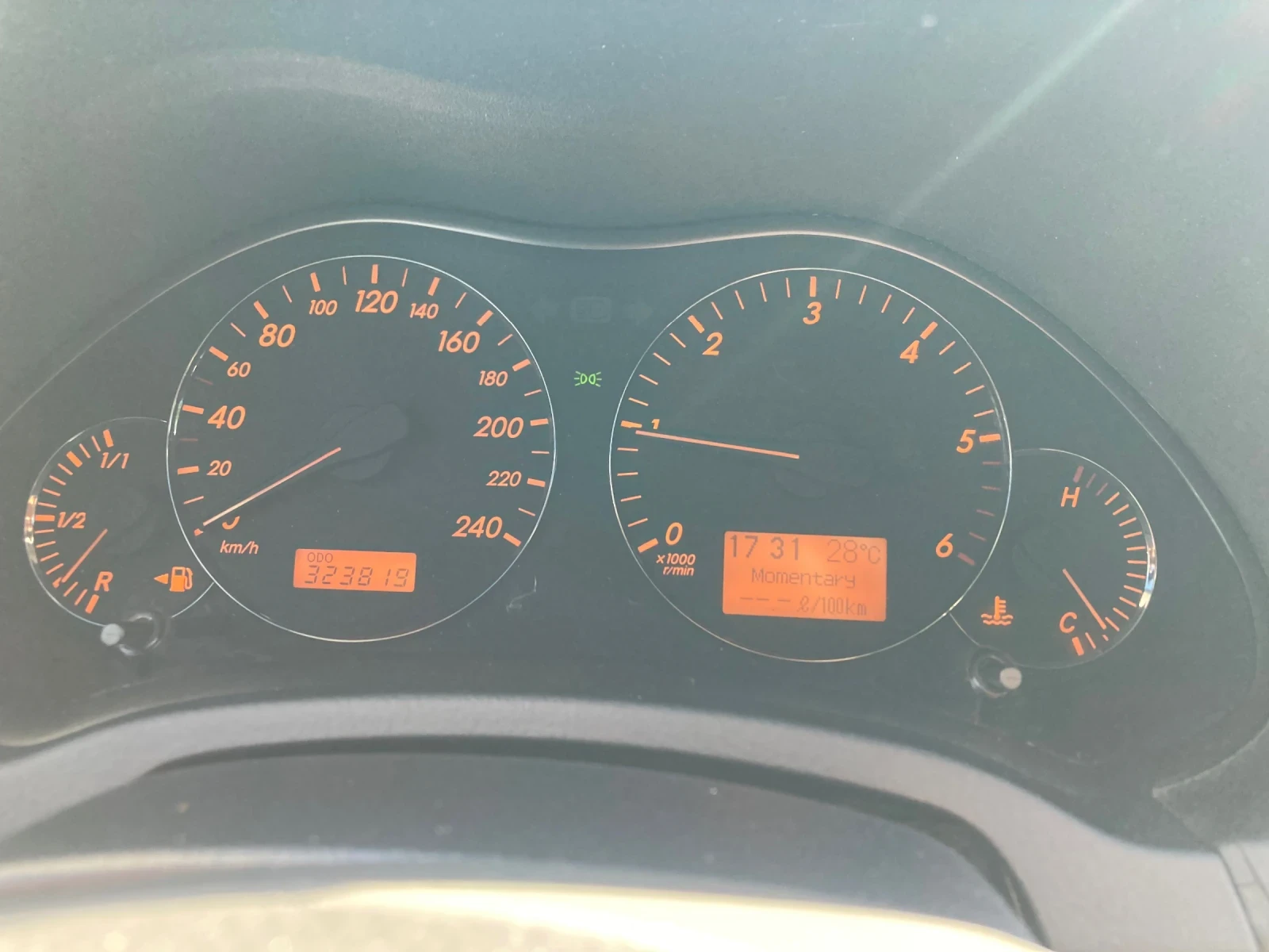 Toyota Avensis 2.0 D4D 126konq mnogo ekstri, снимка 10 - Автомобили и джипове - 56124590