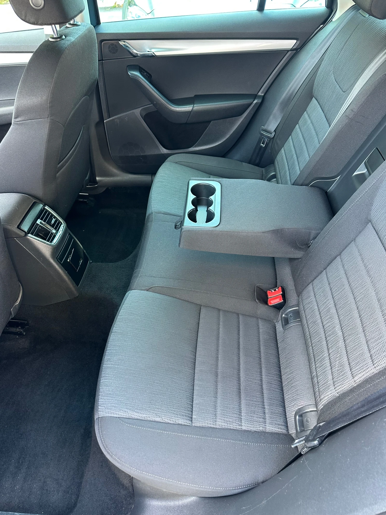 Skoda Octavia 1.6TDI* DSG* , снимка 9 - Автомобили и джипове - 56193935