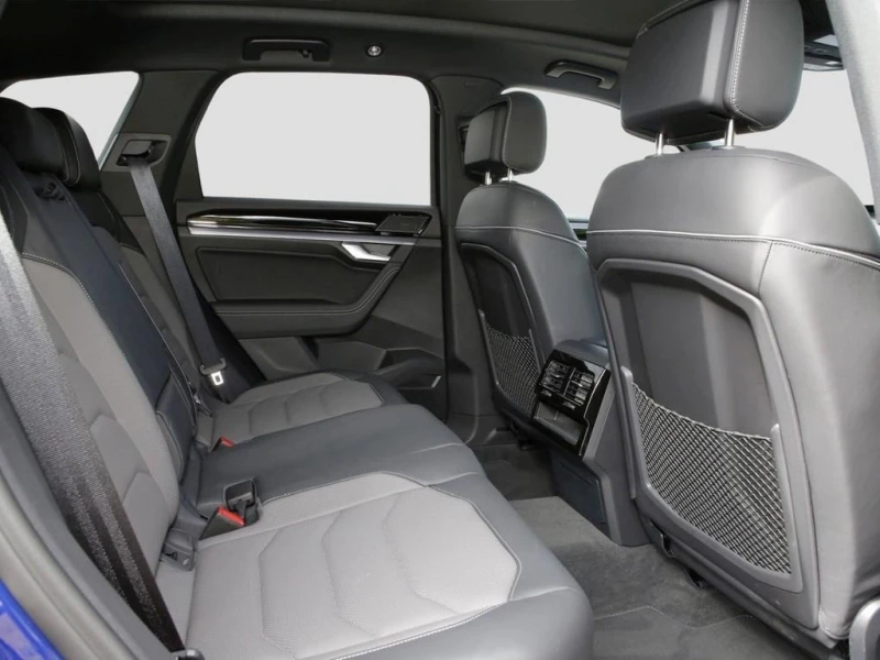 VW Touareg 3.0TDI* R-LINE* PANO* DISTR* HEAD-UP* LED* , снимка 13 - Автомобили и джипове - 52708695