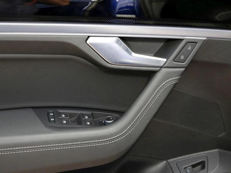 VW Touareg 3.0TDI* R-LINE* PANO* DISTR* HEAD-UP* LED* , снимка 4 - Автомобили и джипове - 52708695