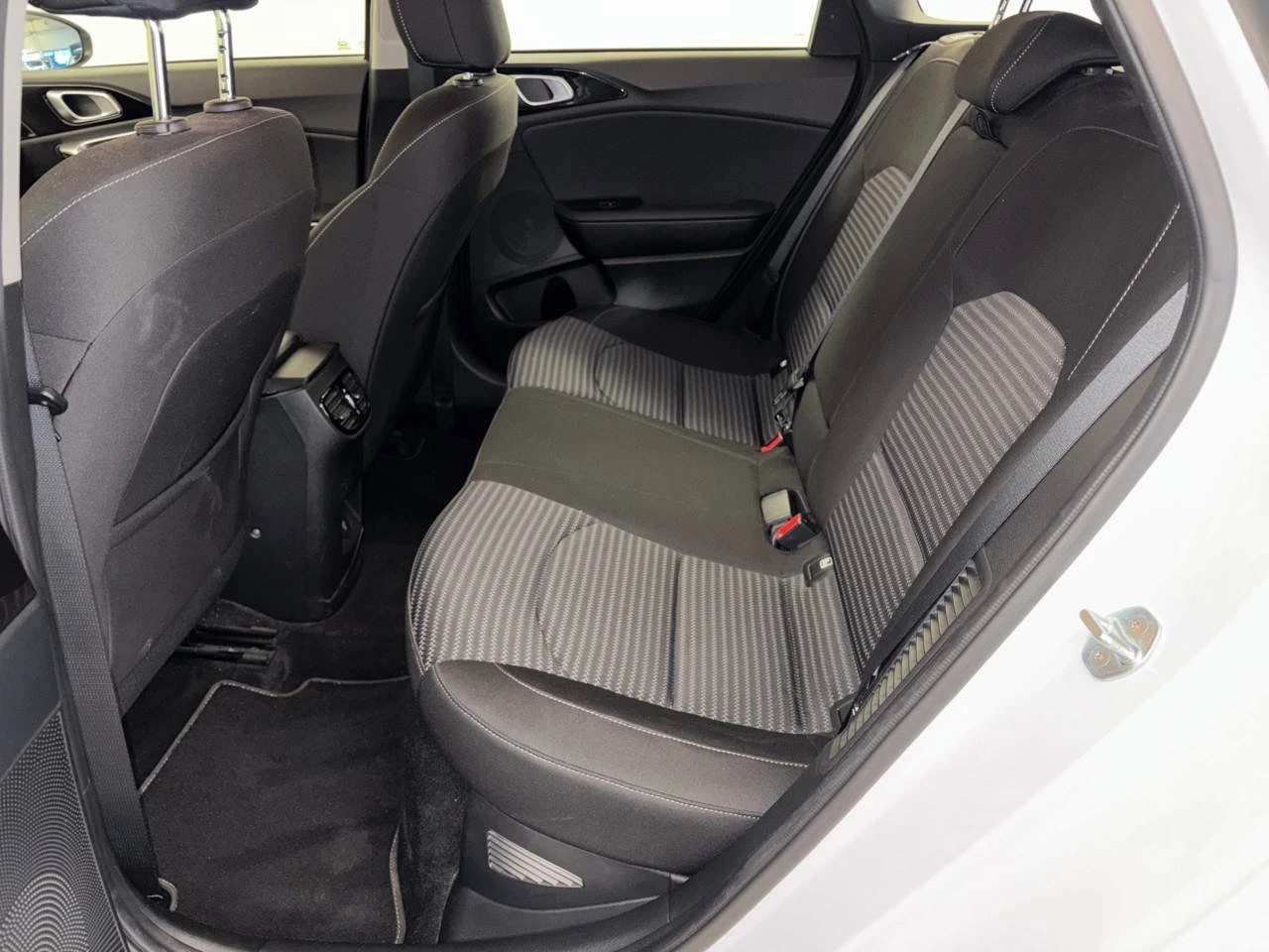 Kia Ceed  1.6 GDI Vision Plugin Hybrid, снимка 11 - Автомобили и джипове - 54595940