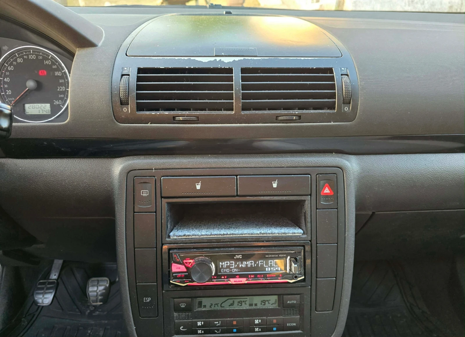 VW Sharan 1.9 TDI Facelift, снимка 7 - Автомобили и джипове - 55425235