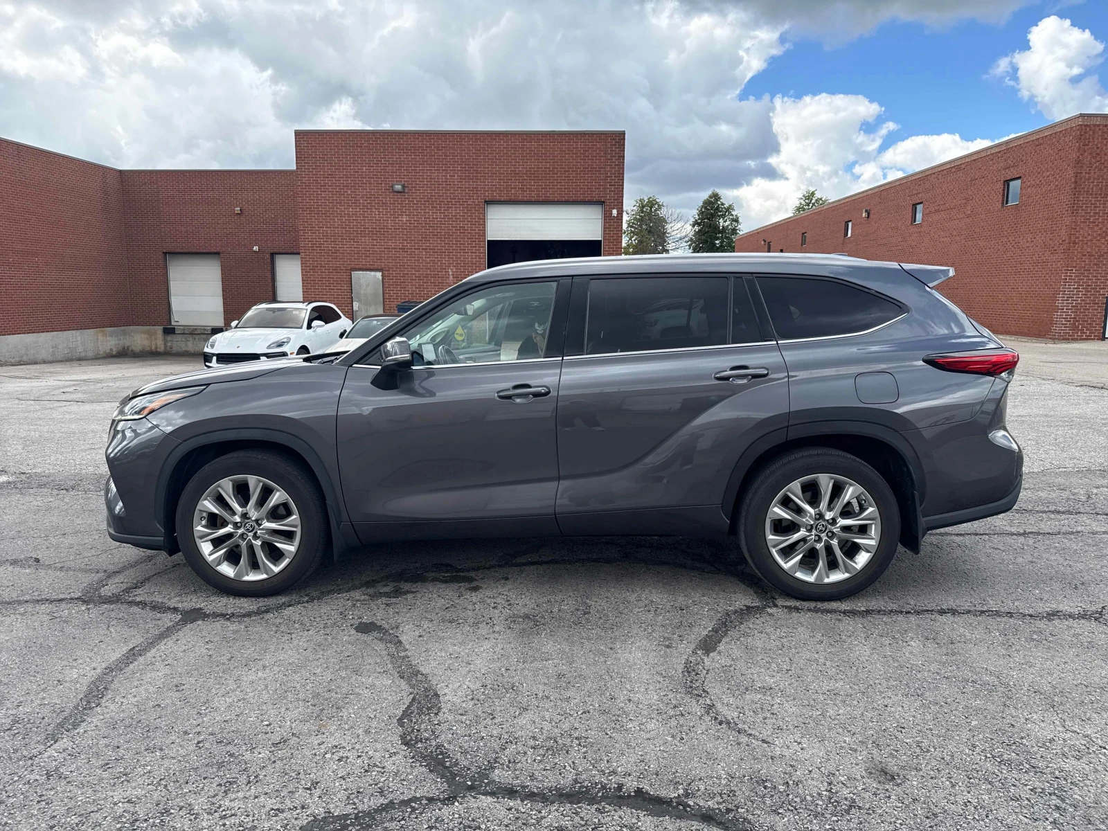 Toyota Highlander * Limited AWD * АВТОКРЕДИТ БЕЗ ПЪРВОНАЧАЛНА ВНОСКА, снимка 2 - Автомобили и джипове - 55976518