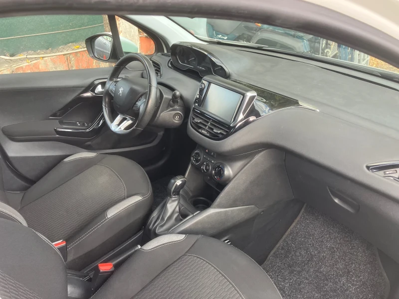 Peugeot 208 1.2i-Allure-eur6b, снимка 9 - Автомобили и джипове - 47924398