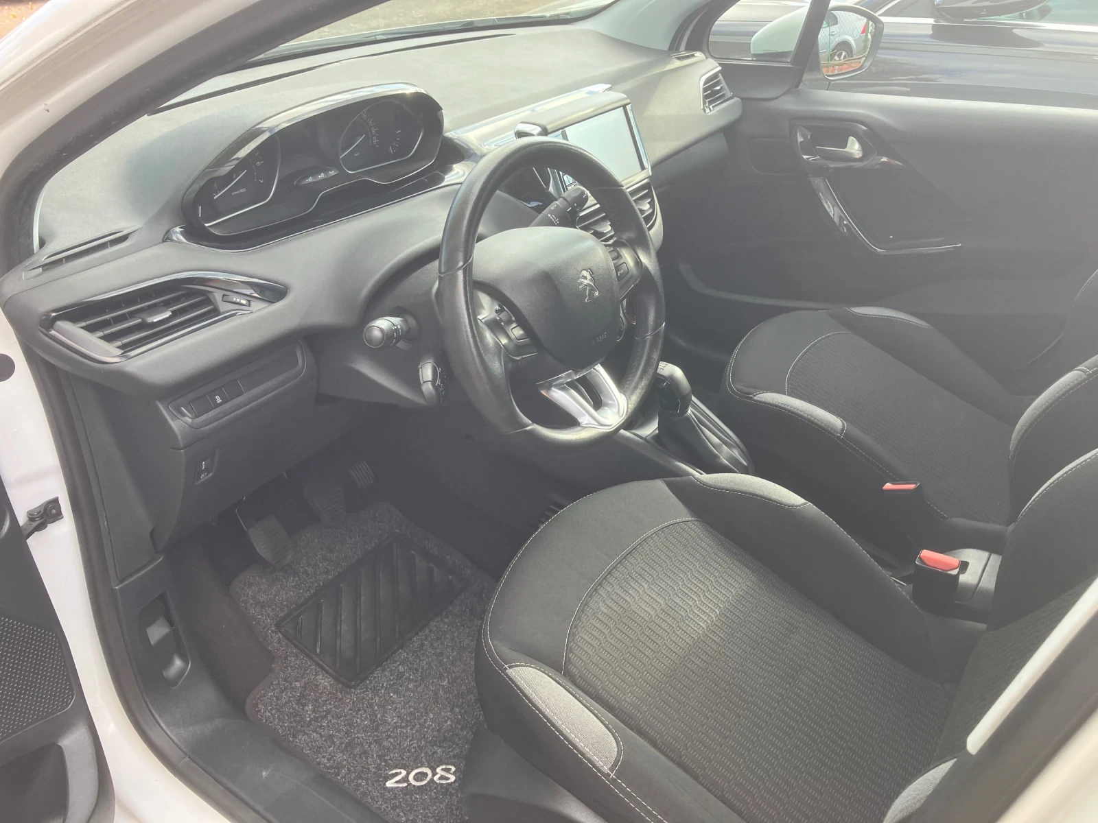 Peugeot 208 1.2i-Allure-eur6b - изображение 7