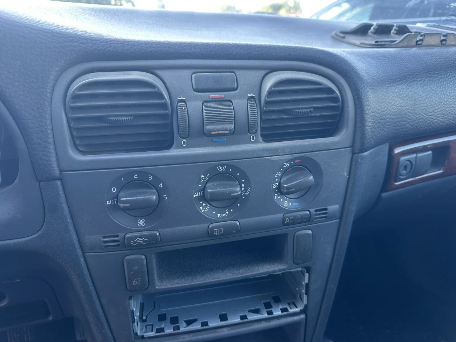 Volvo V40 2.0-140-KLIMATIK, снимка 13 - Автомобили и джипове - 55435292
