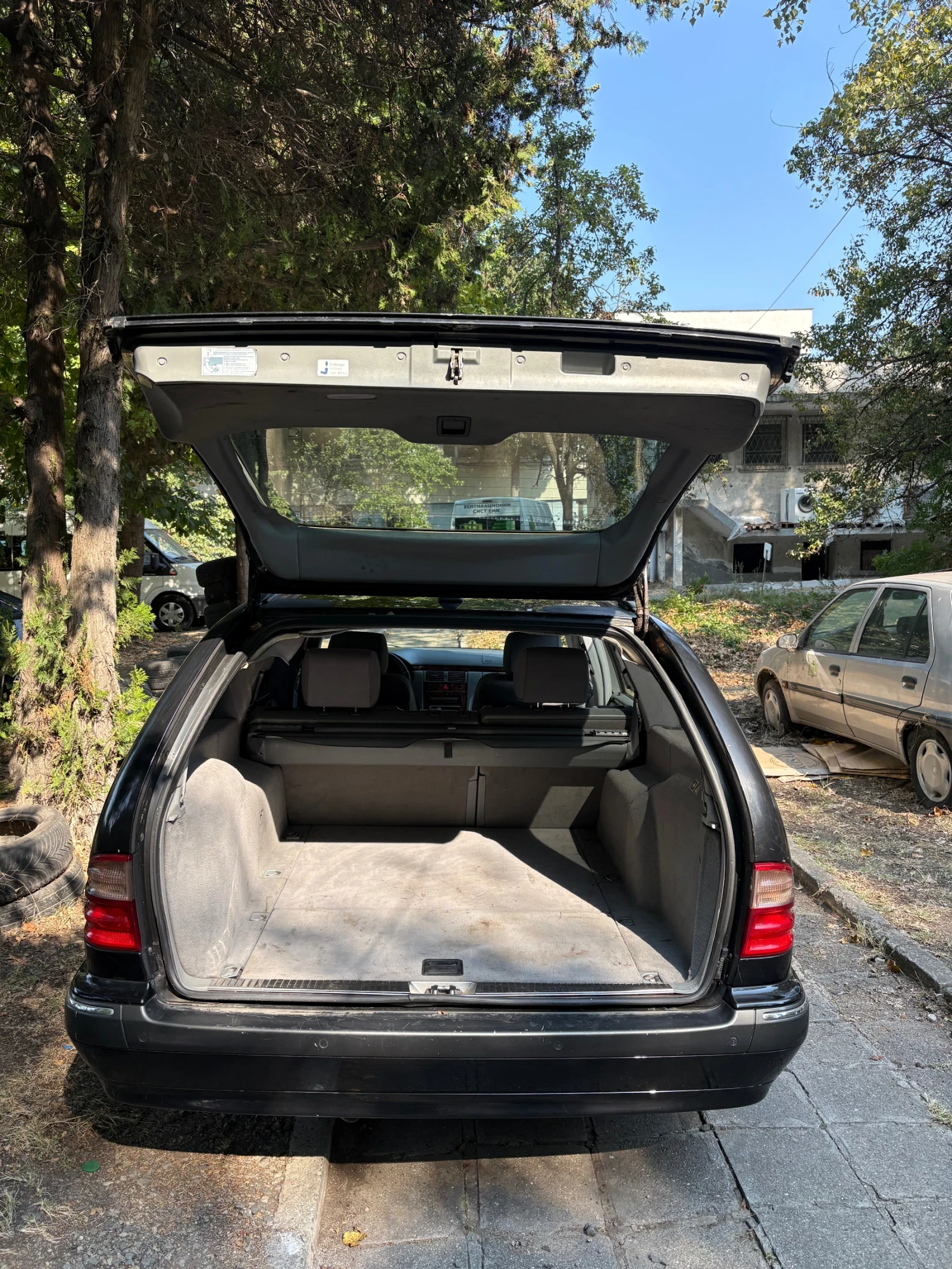 Mercedes-Benz E 220, снимка 12 - Автомобили и джипове - 56042681