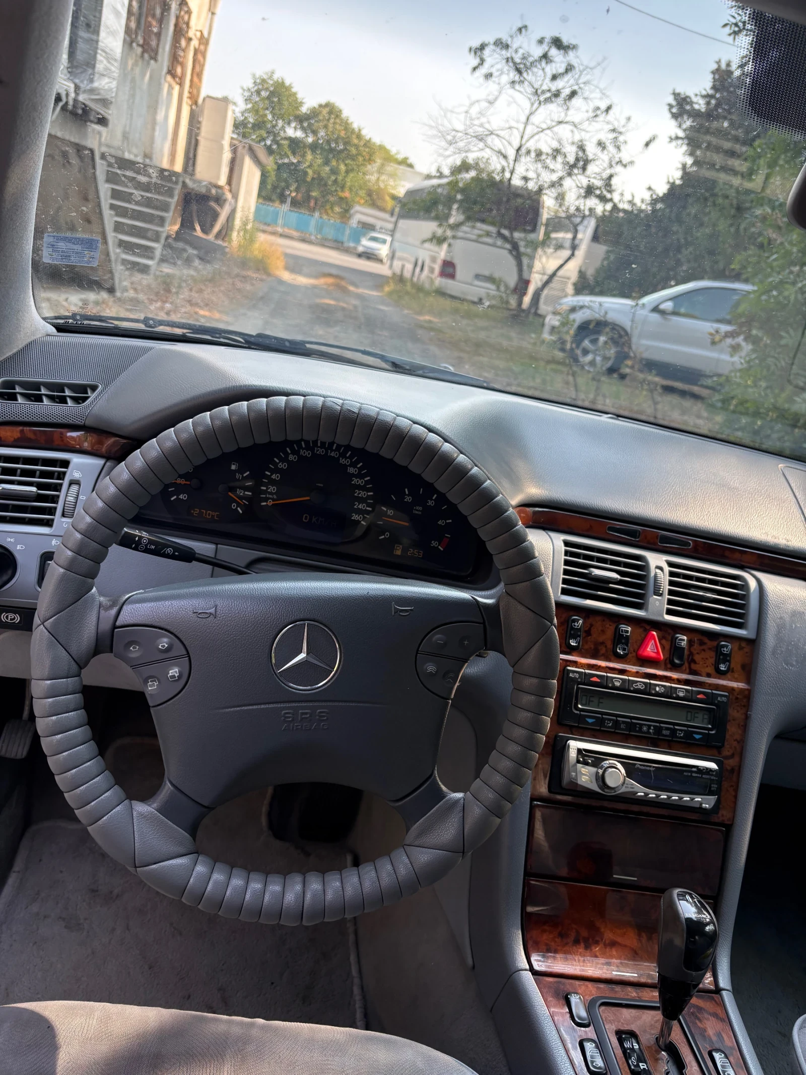 Mercedes-Benz E 220, снимка 11 - Автомобили и джипове - 56042681