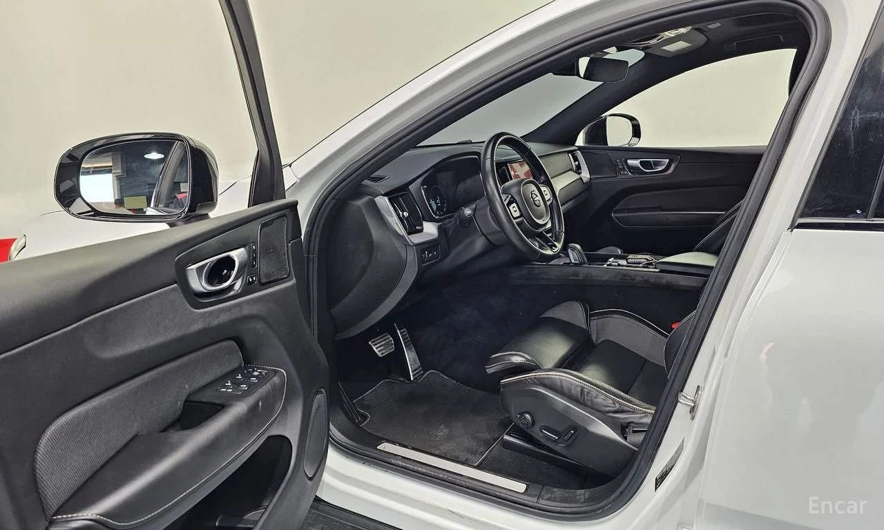 Volvo XC60 T8 R-design | ПАНОРАМА | 360 КАМЕРА | HEAD-UP | , снимка 10 - Автомобили и джипове - 54488509