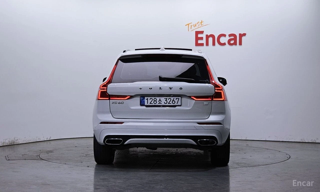 Volvo XC60 T8 R-design | ПАНОРАМА | 360 КАМЕРА | HEAD-UP | , снимка 4 - Автомобили и джипове - 54488509