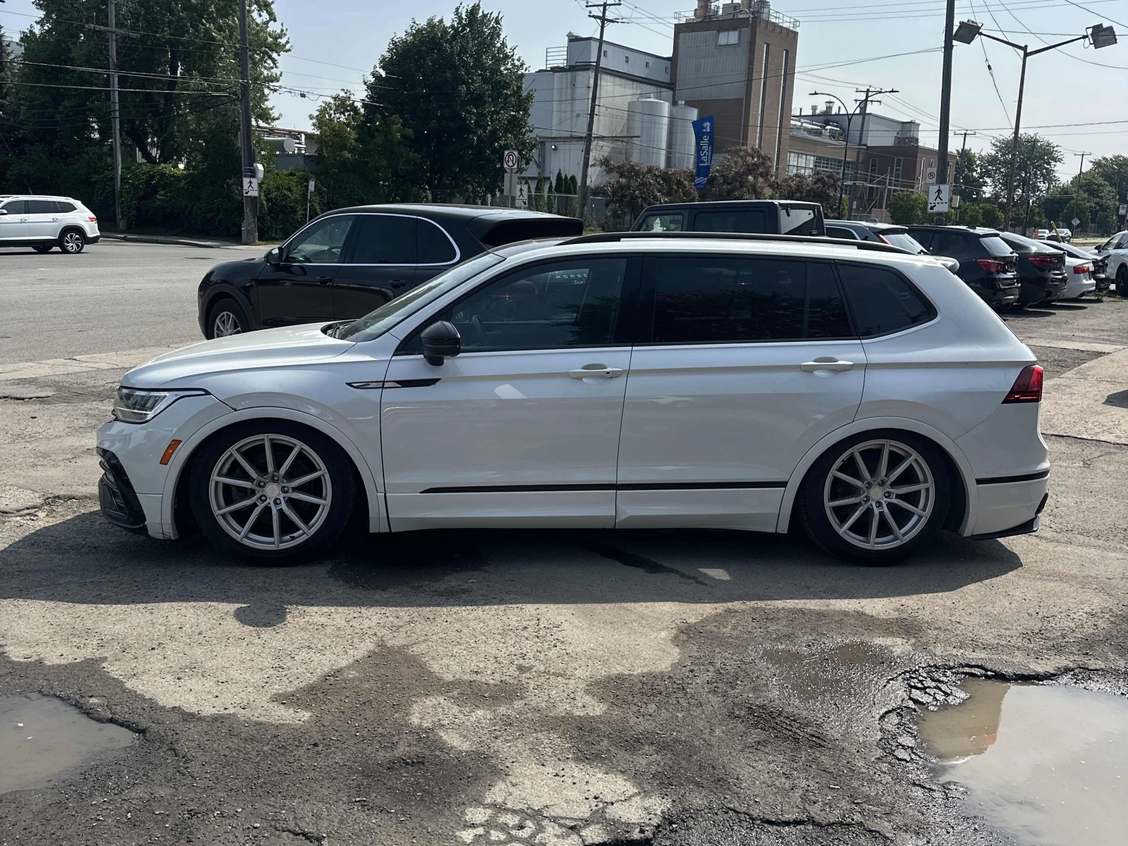 VW Tiguan Comfortline R-Line Black Edition / АВТОКРЕДИТ, снимка 2 - Автомобили и джипове - 55939142