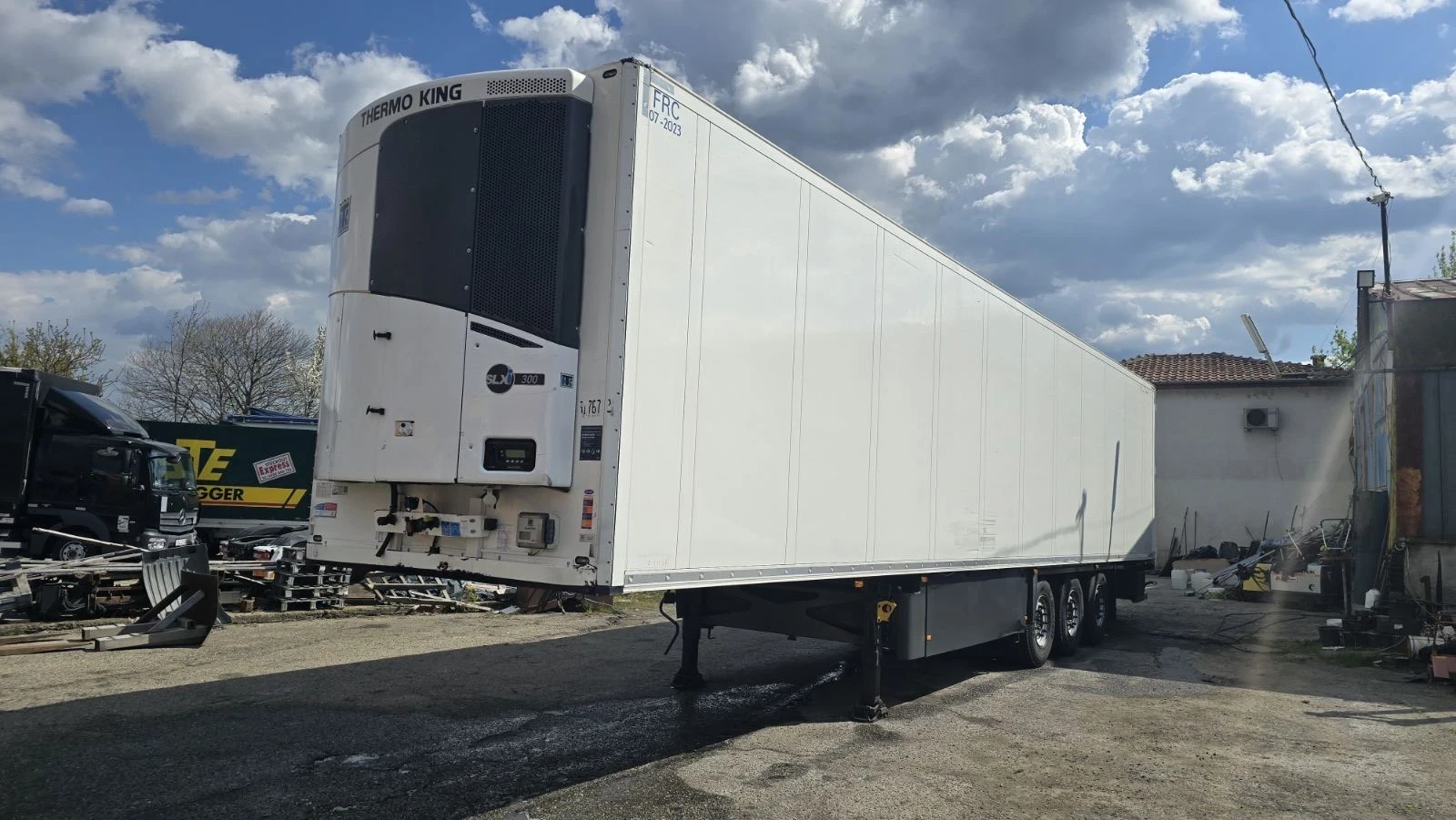 Полуремарке Schmitz THERMO KING SLXI300 / 4500 мото часа / 2.65 вис./