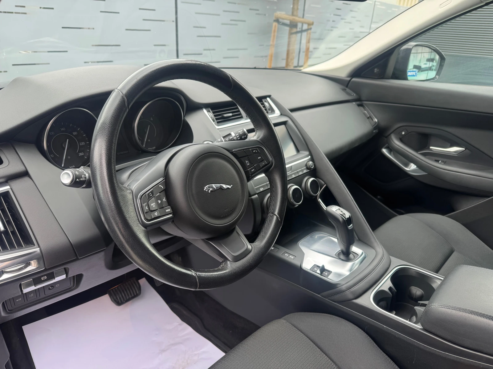 Jaguar E-pace 2.0D ОБСЛУЖЕНА 4X4 AWD AUTOMATIC - изображение 9