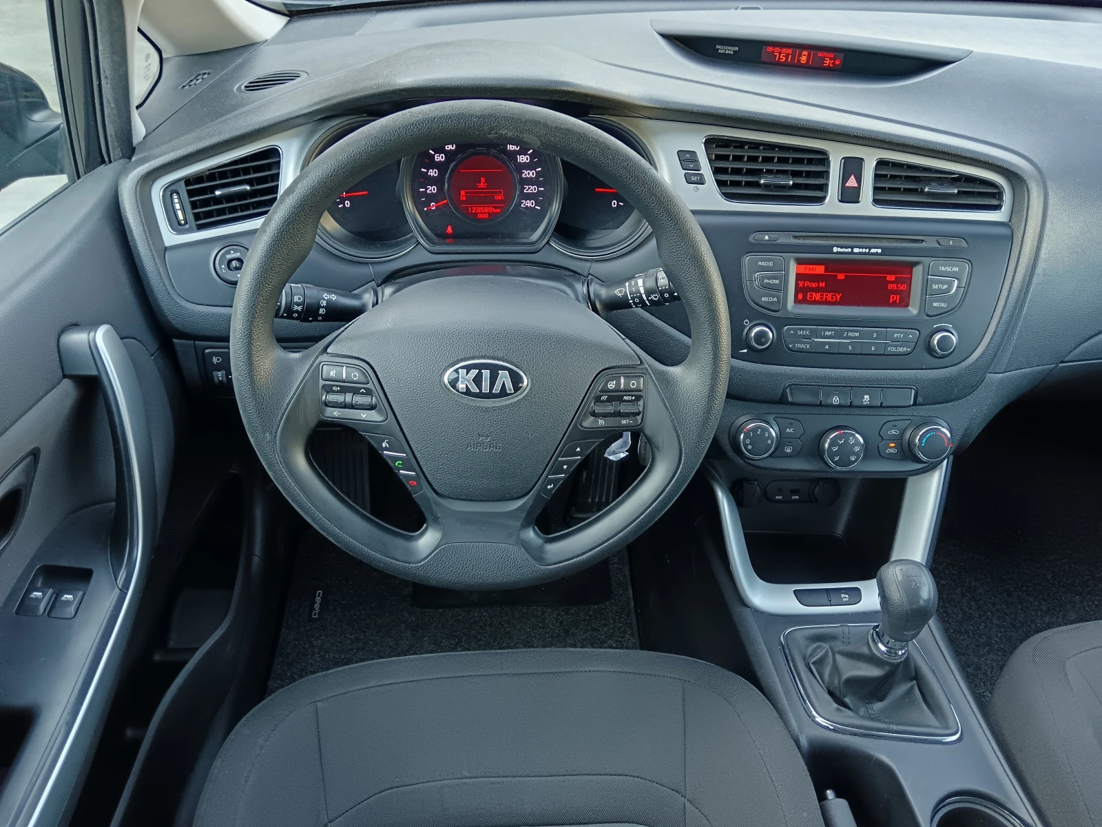 Kia Ceed 1.4i-100kc-6ck, снимка 11 - Автомобили и джипове - 53762484