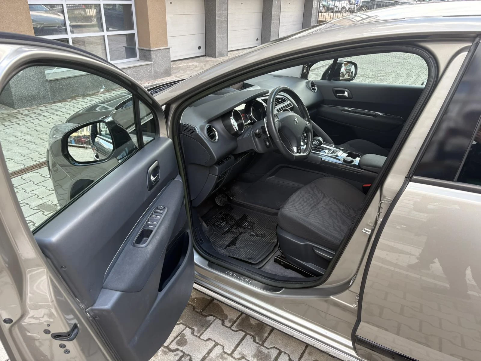 Peugeot 3008 2.0 HDI HYbrid4 4x4, снимка 9 - Автомобили и джипове - 54246501