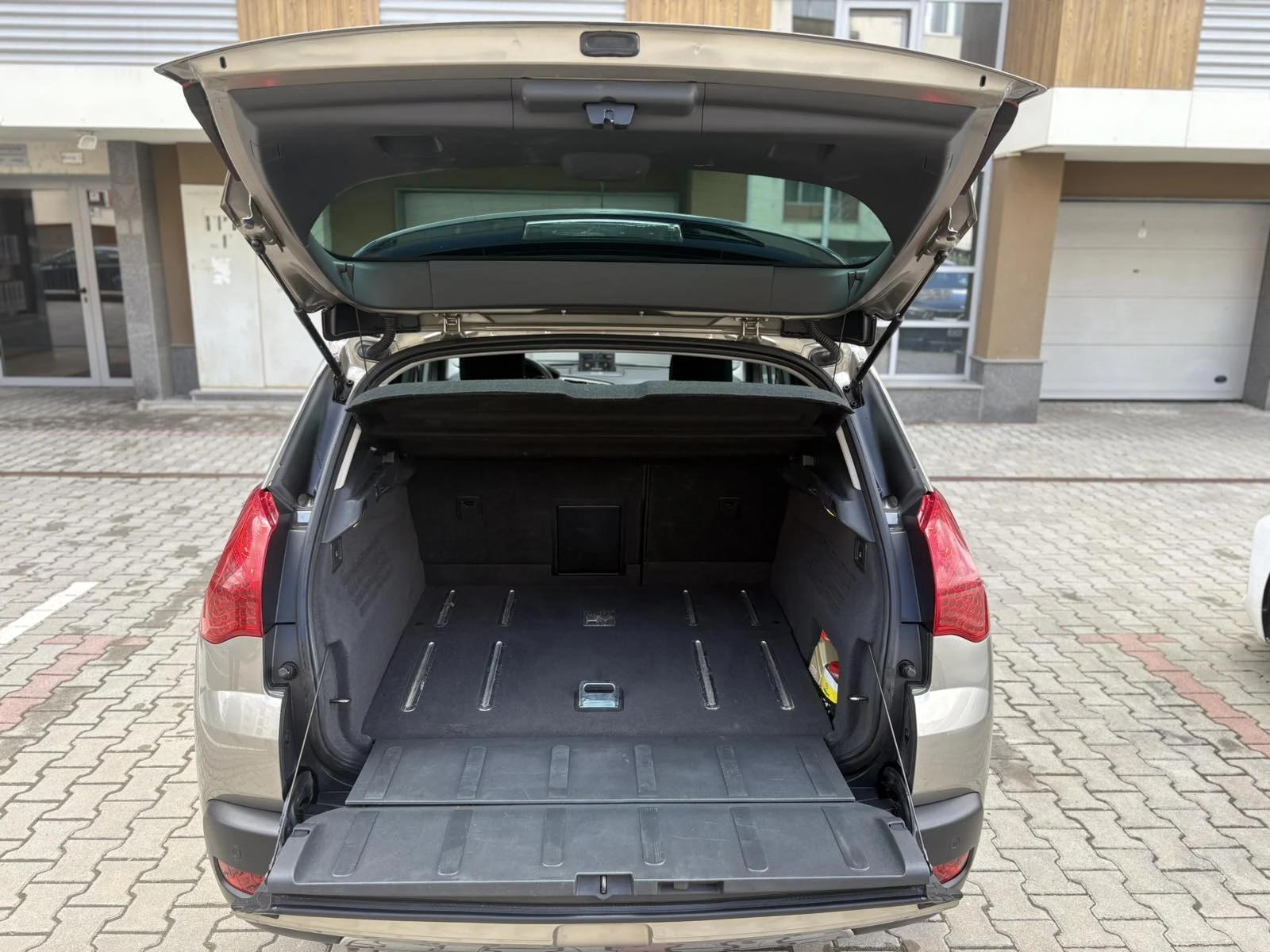 Peugeot 3008 2.0 HDI HYbrid4 4x4, снимка 4 - Автомобили и джипове - 54246501