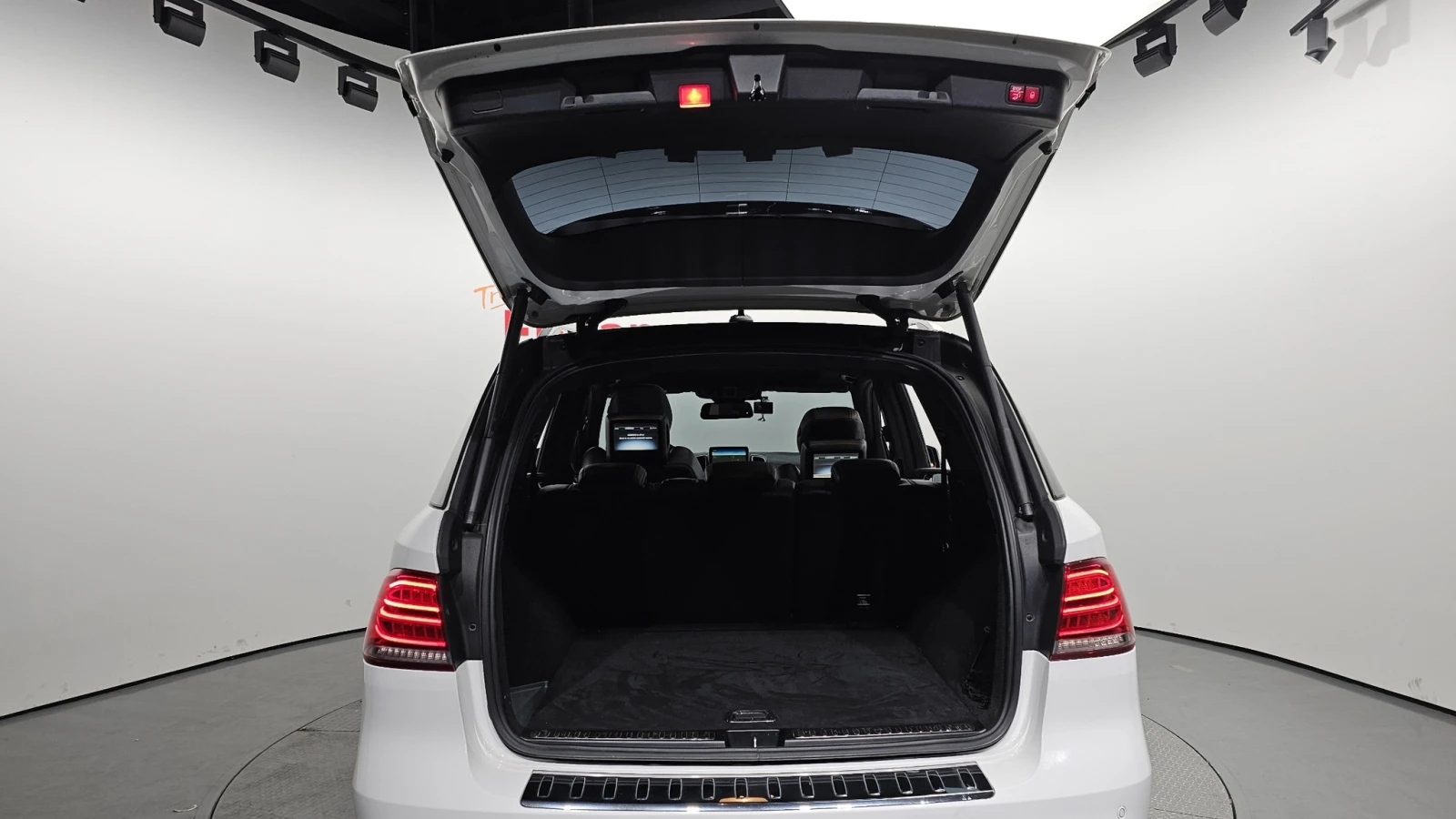 Mercedes-Benz GLE 63 AMG ОДГРЕВ* ОБДУХВАНЕ* 360КАМЕРА* LANE* ASSIST* , снимка 16 - Автомобили и джипове - 53985673