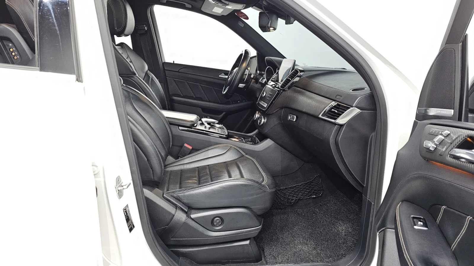 Mercedes-Benz GLE 63 AMG ОДГРЕВ* ОБДУХВАНЕ* 360КАМЕРА* LANE* ASSIST* , снимка 11 - Автомобили и джипове - 53985673