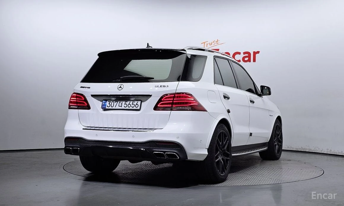 Mercedes-Benz GLE 63 AMG ОДГРЕВ* ОБДУХВАНЕ* 360КАМЕРА* LANE* ASSIST* , снимка 2 - Автомобили и джипове - 53985673