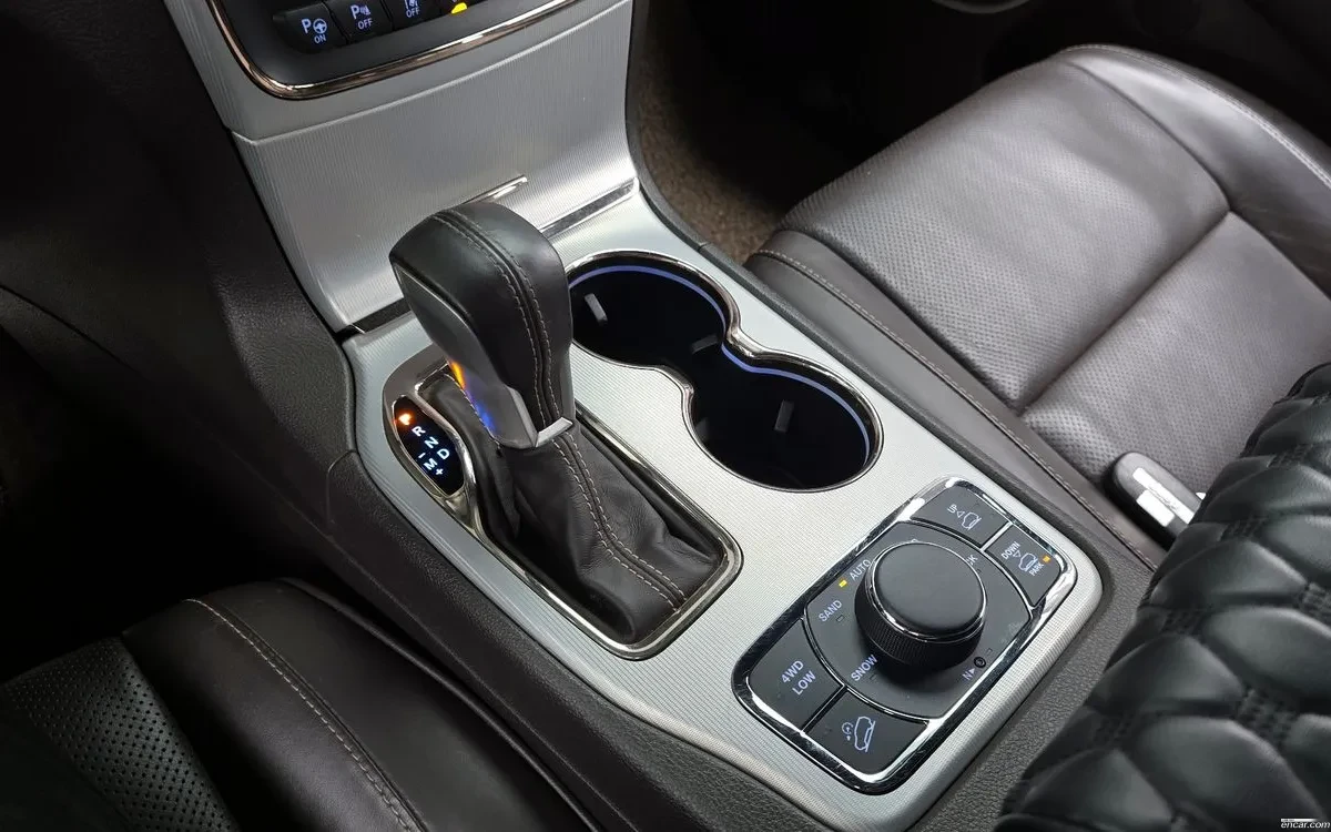 Jeep Grand cherokee 3.0 Diesel SUMMIT, снимка 8 - Автомобили и джипове - 54900917
