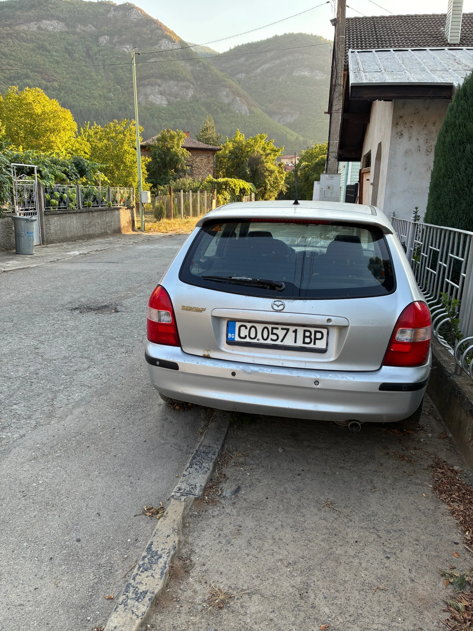 Mazda 323 F, снимка 2 - Автомобили и джипове - 56183256