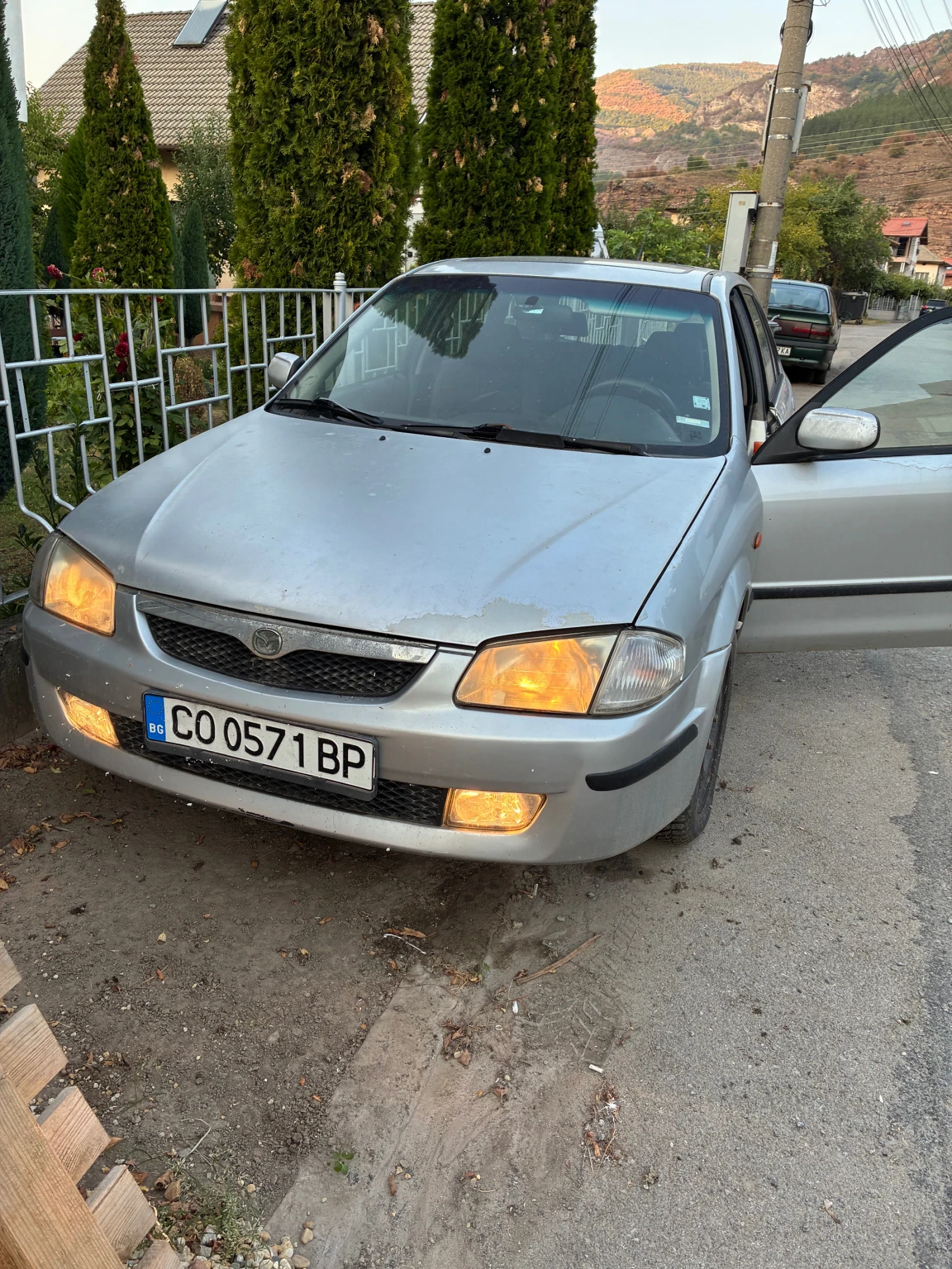 Mazda 323 F, снимка 1 - Автомобили и джипове - 56183256