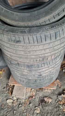 Гуми Летни 255/40R19, снимка 1 - Гуми и джанти - 48355127