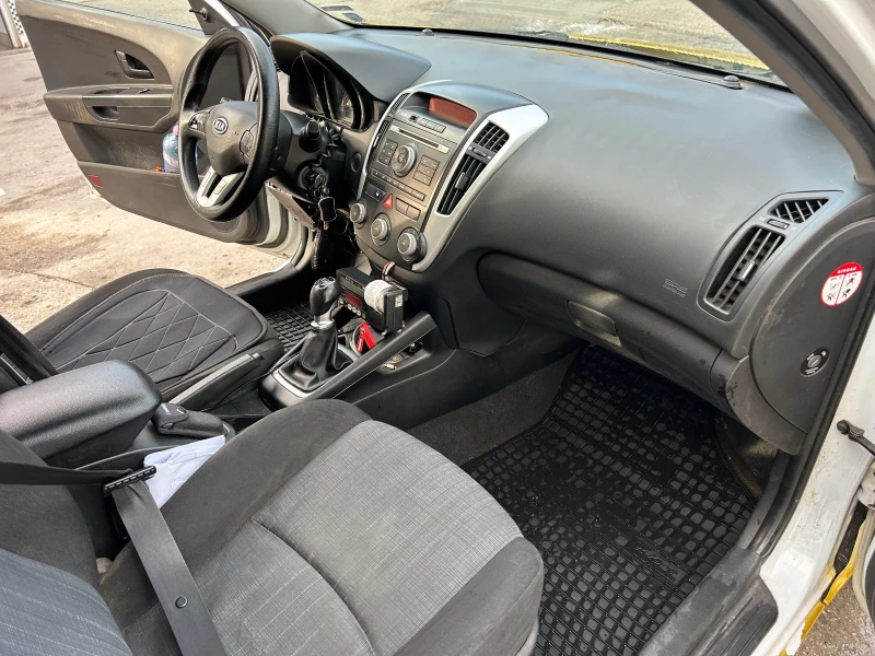 Kia Ceed 1.6 crdi, снимка 8 - Автомобили и джипове - 48558191