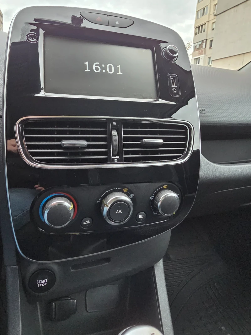 Renault Clio Комби, снимка 12 - Автомобили и джипове - 52368913