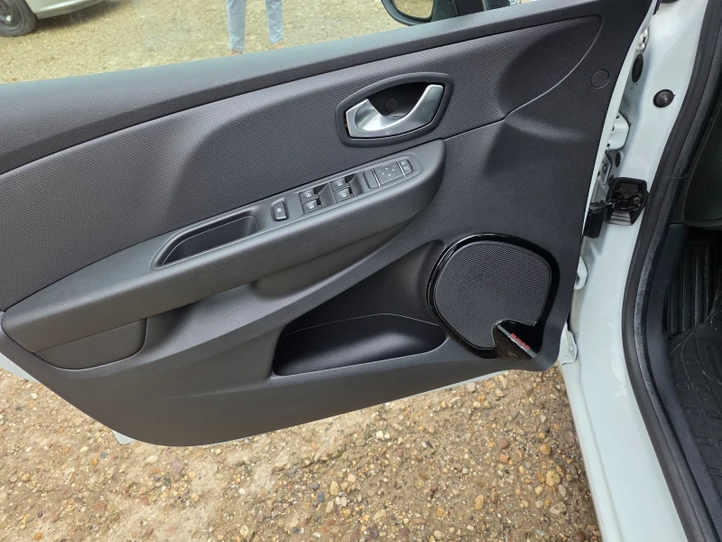 Renault Clio Комби, снимка 9 - Автомобили и джипове - 52368913