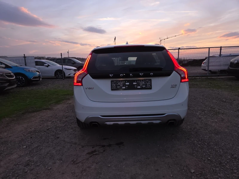 Volvo V60 Cross Country 2.4 D4 AWD, снимка 6 - Автомобили и джипове - 52506516