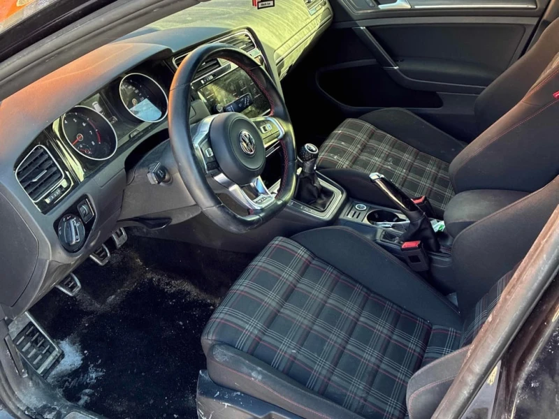 VW Golf GTI* Manual * CARFAX * БЕЗ ПЪРВОНАЧАЛНА ВНОСКА, снимка 5 - Автомобили и джипове - 52908337