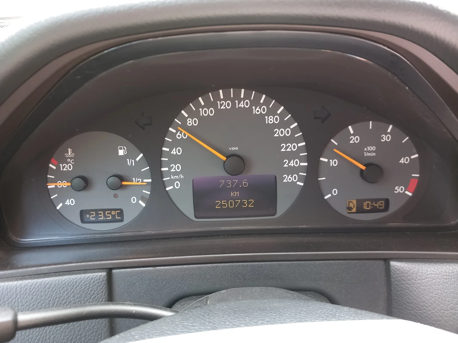 Mercedes-Benz E 270  - изображение 9