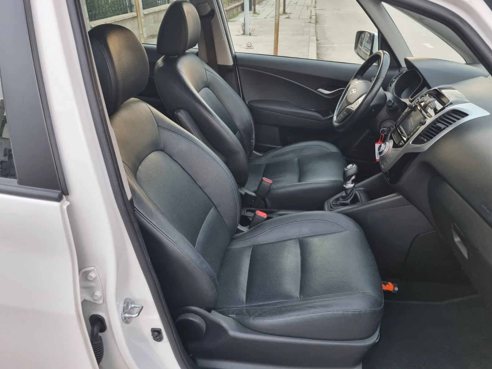 Hyundai Ix20 1.6i ШВЕЙЦАРИЯ - изображение 8