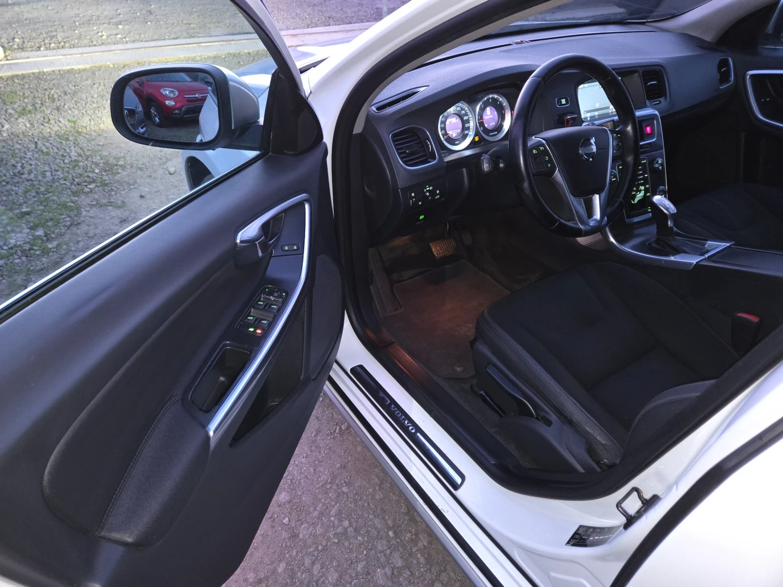 Volvo V60 Cross Country 2.4 D4 AWD - изображение 10