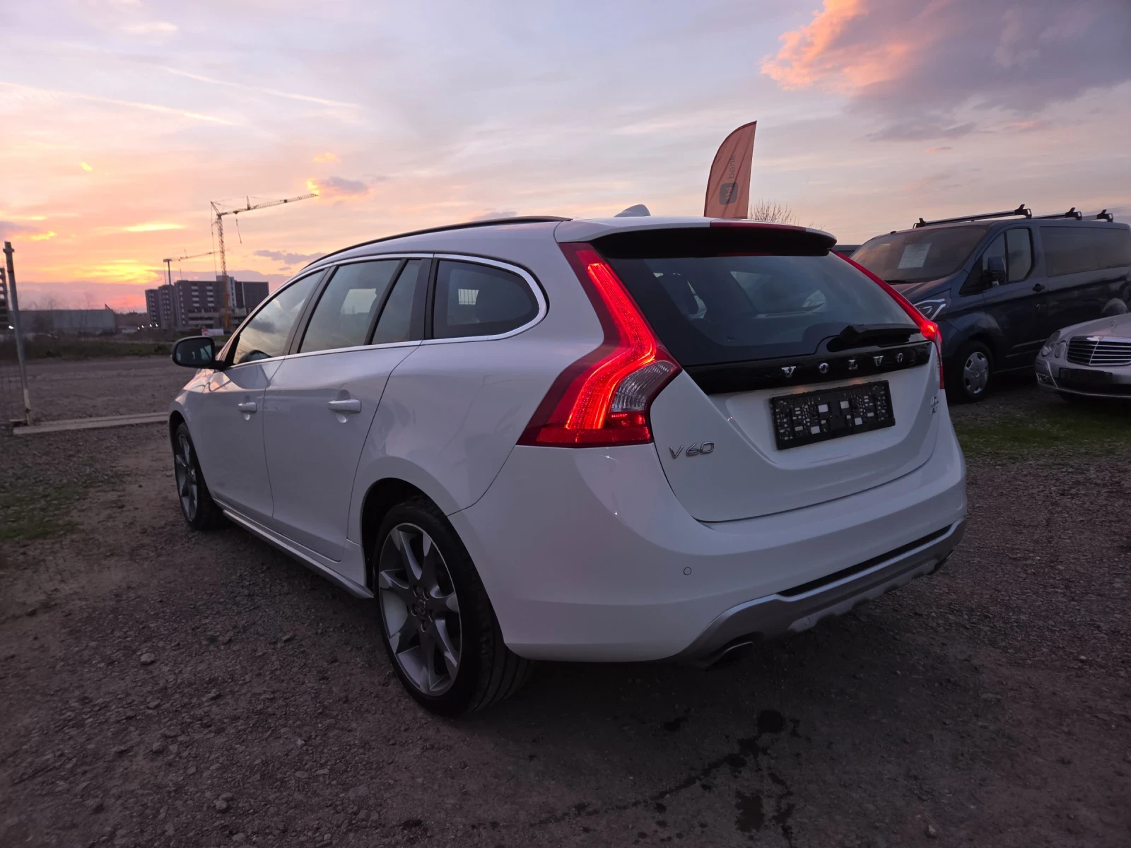Volvo V60 Cross Country 2.4 D4 AWD - изображение 4
