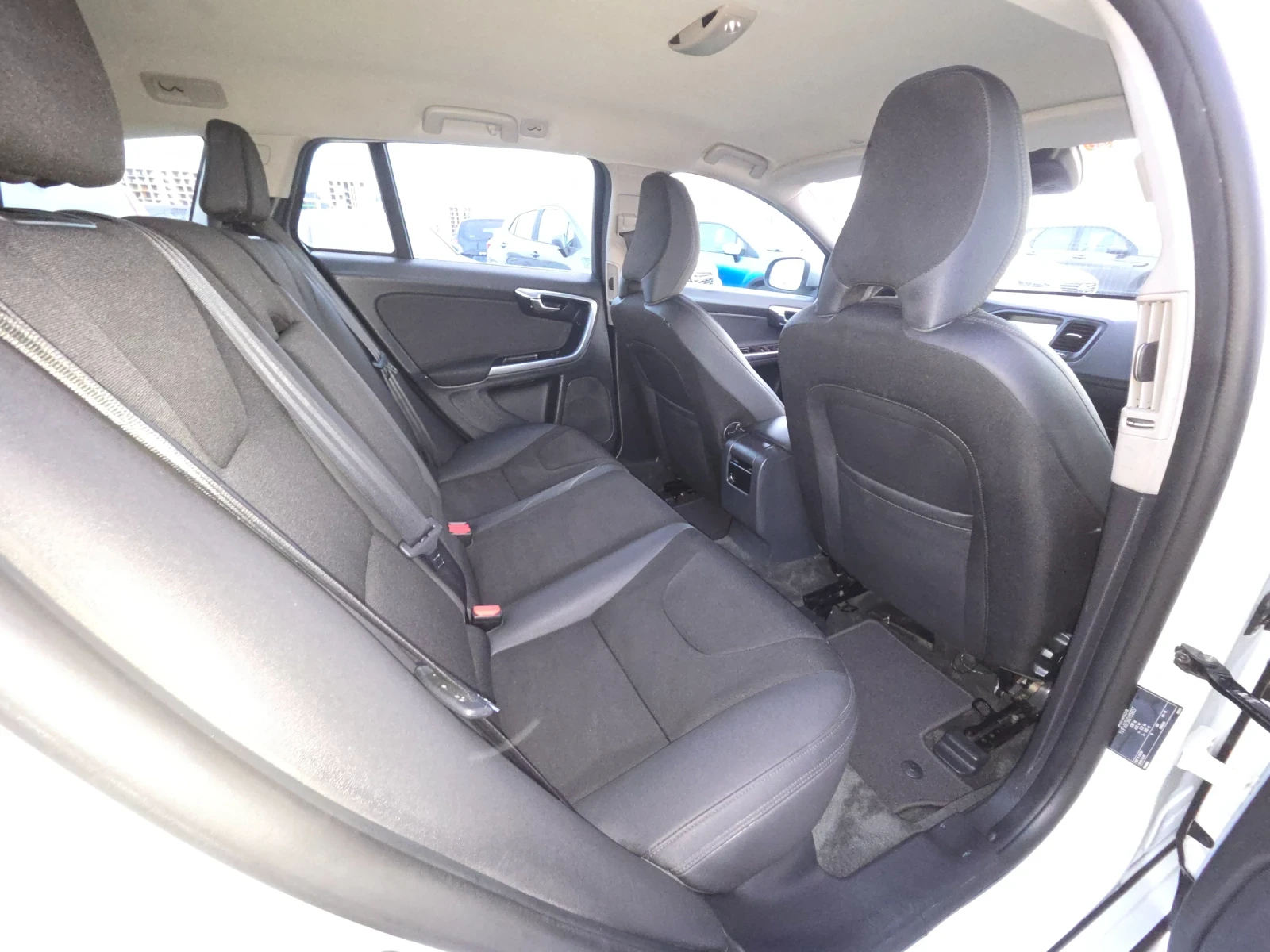 Volvo V60 Cross Country 2.4 D4 AWD - изображение 9