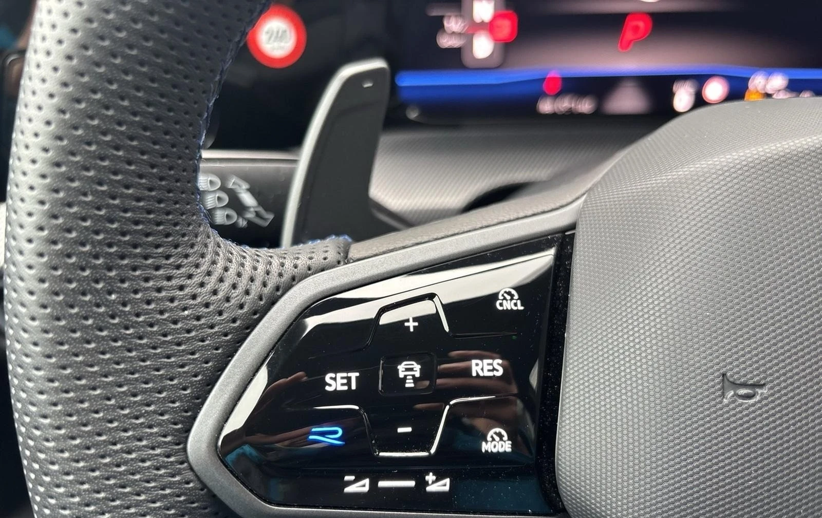 VW Golf 2.0 TSI 4MOTION R-LINE VARIANT BLACK-STYLE MATRIX - изображение 6