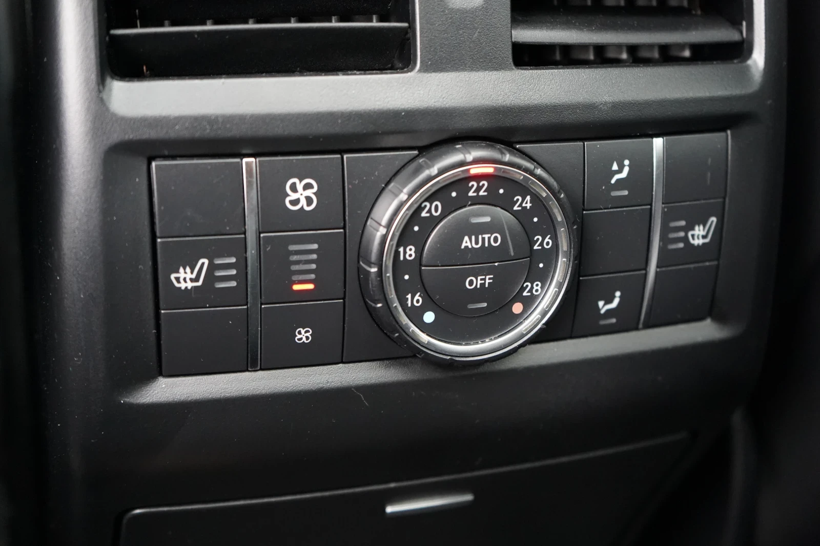 Mercedes-Benz GLE 63 AMG S* B&O* CARBON* DISTR* KEYLESS* 360* TV* PANO, снимка 16 - Автомобили и джипове - 54456098