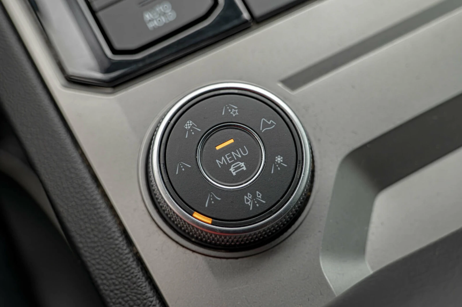 VW Touareg 3.0TDI/ACC/HuD/Virtual/Амбиент/Камера/Lane Assist/, снимка 14 - Автомобили и джипове - 54840339