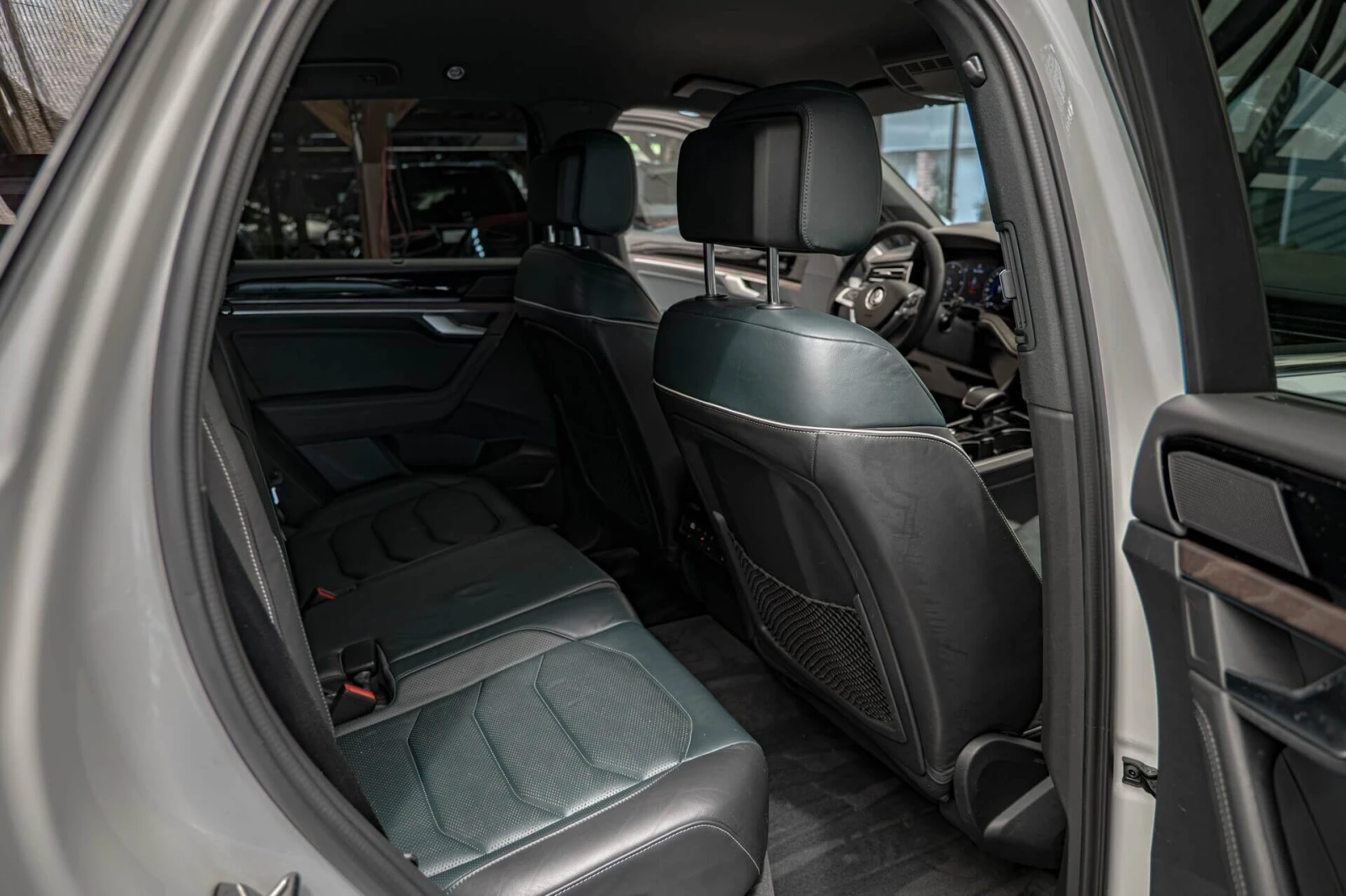 VW Touareg 3.0TDI/ACC/HuD/Virtual/Амбиент/Камера/Lane Assist/, снимка 8 - Автомобили и джипове - 54840339