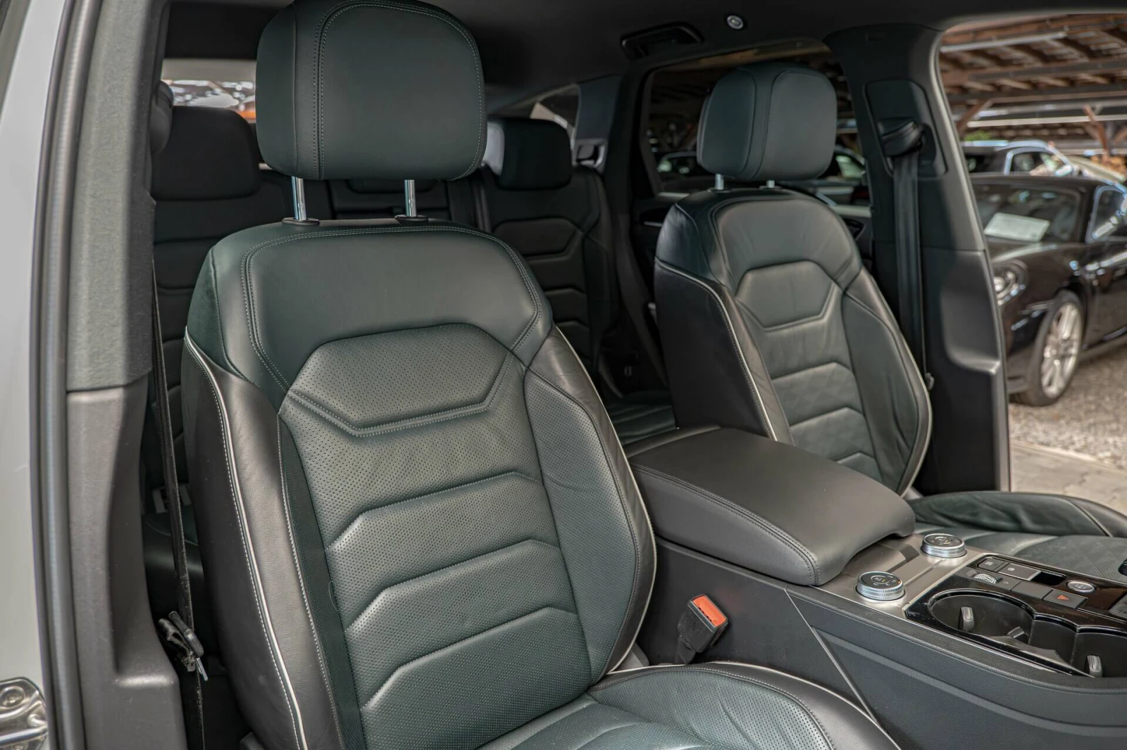 VW Touareg 3.0TDI/ACC/HuD/Virtual/Амбиент/Камера/Lane Assist/, снимка 9 - Автомобили и джипове - 54840339