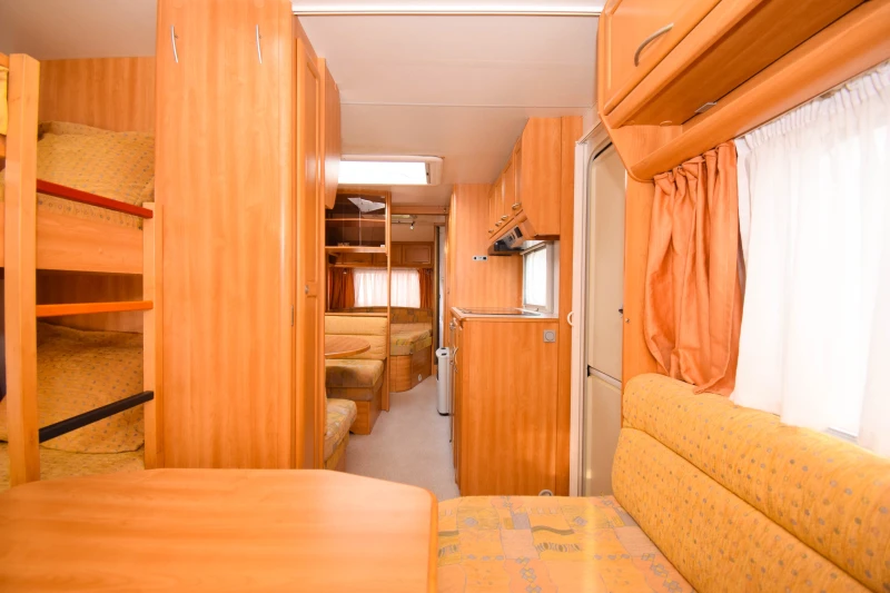 Каравана Knaus Azur Royale 650 FSK/8-местна/УНИКАТ, снимка 9 - Каравани и кемпери - 47468637