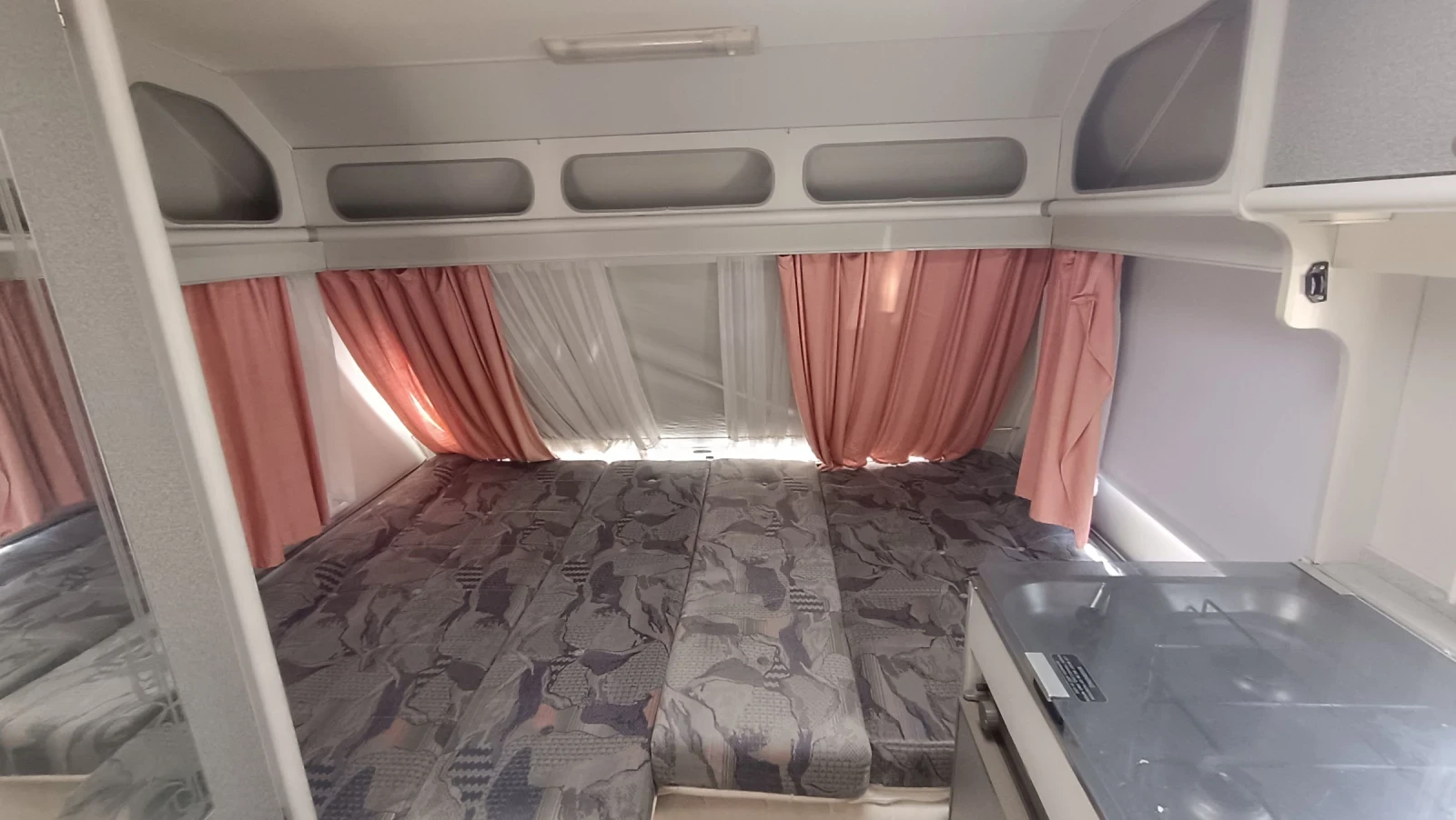 Каравана Beyerland Sprinter 390, снимка 5 - Каравани и кемпери - 55622999