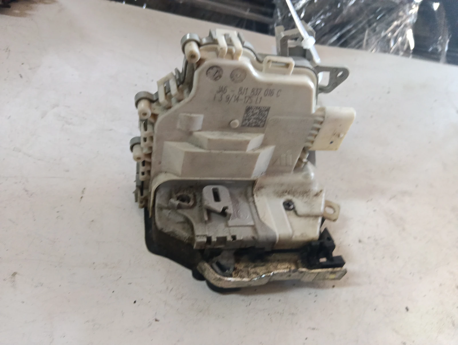 брава (предна дясна) 8J1837016C Audi A4