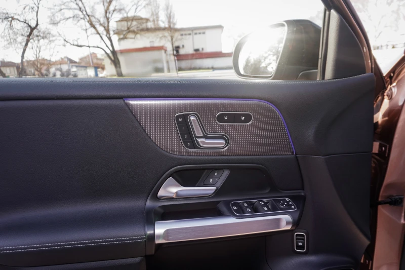 Mercedes-Benz EQB 350* AMG* NIGHT* 4M* 27km* FULL* ГАРАНЦИЯ, снимка 9 - Автомобили и джипове - 53189384
