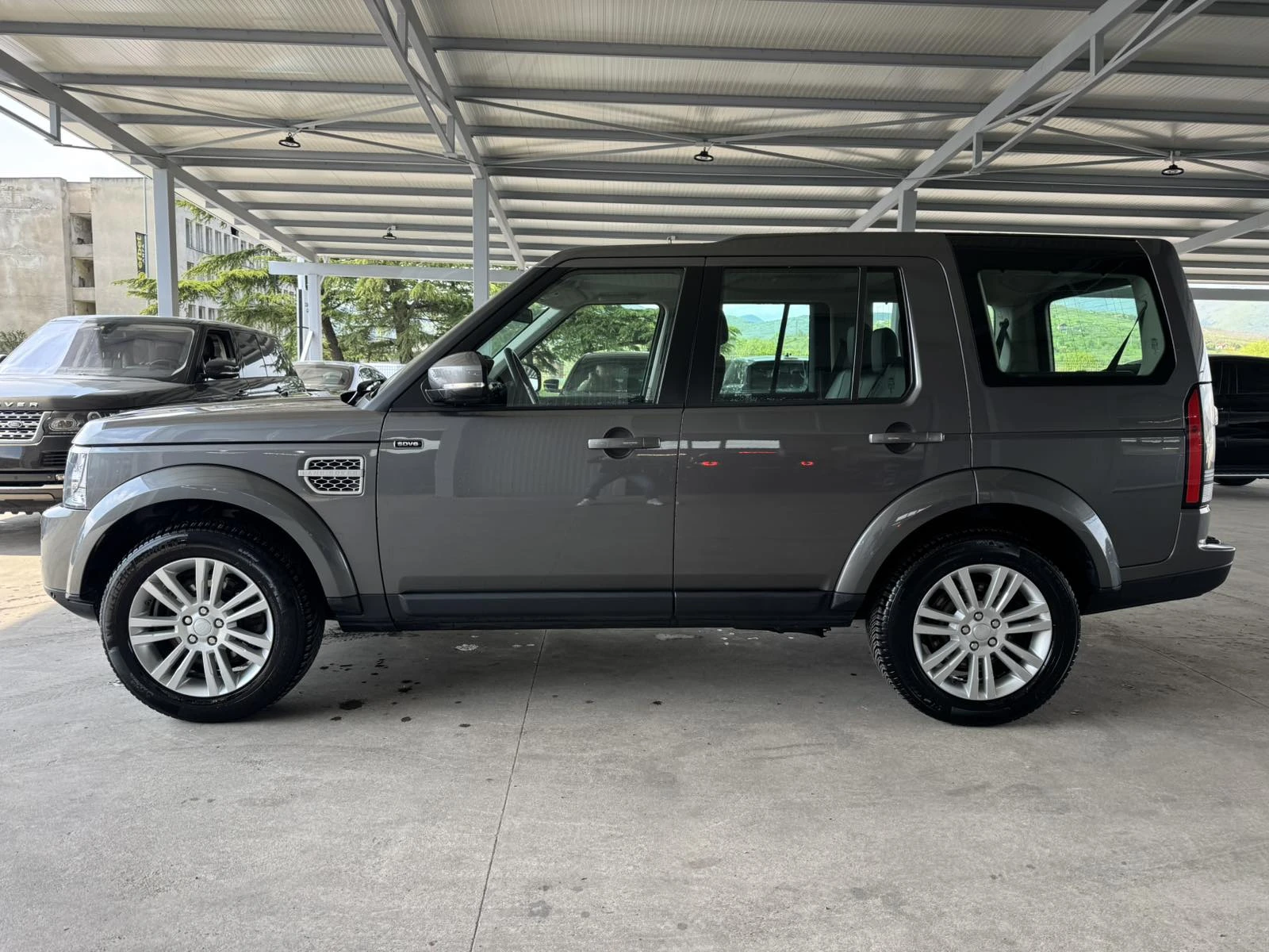 Land Rover Discovery 3.0HSE* 250ps* 4x4* 7М* MERIDIAN* НАВИ* КАМЕРА* , снимка 2 - Автомобили и джипове - 54340980