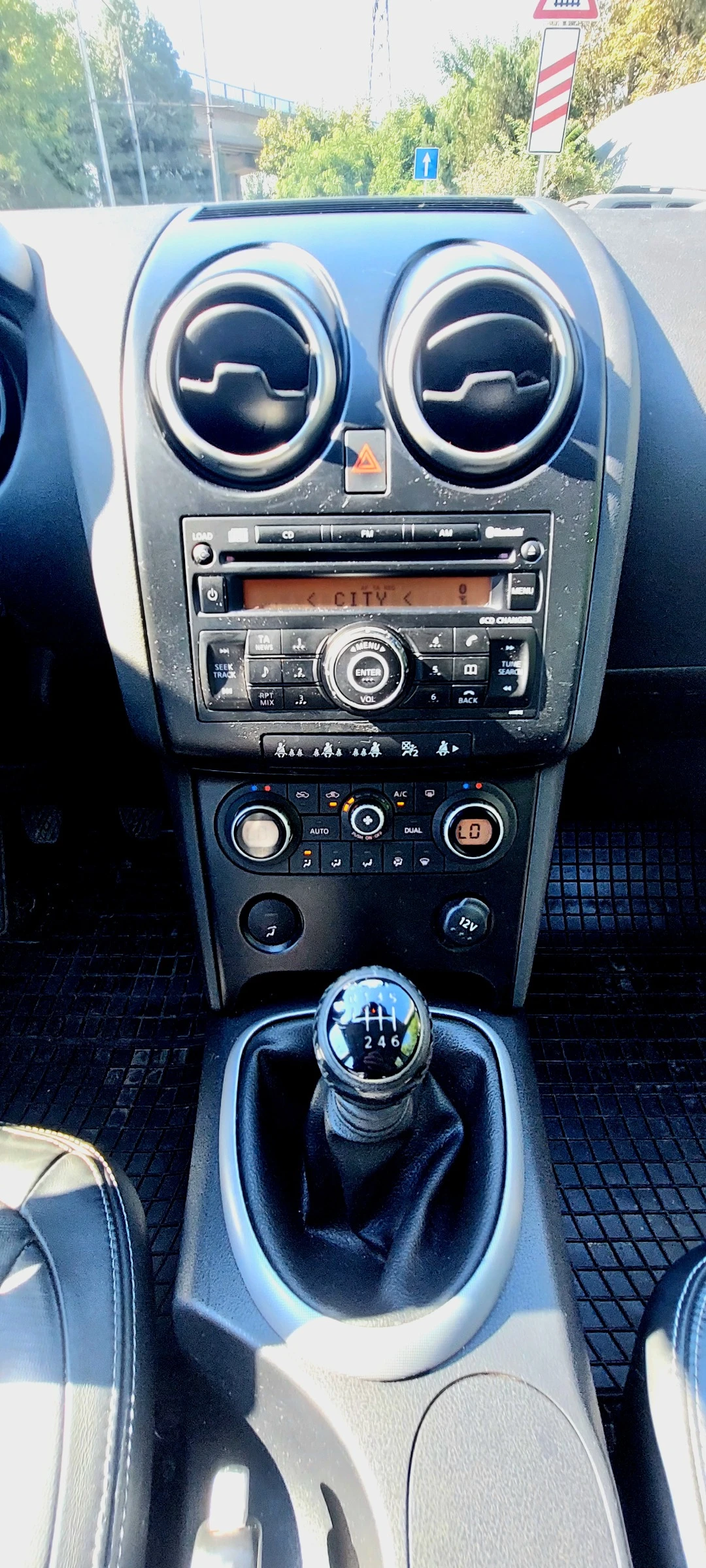 Nissan Qashqai 1.5 dCi-106 к.с/Мулти волан/Panorama/6 скорости, снимка 14 - Автомобили и джипове - 55736680
