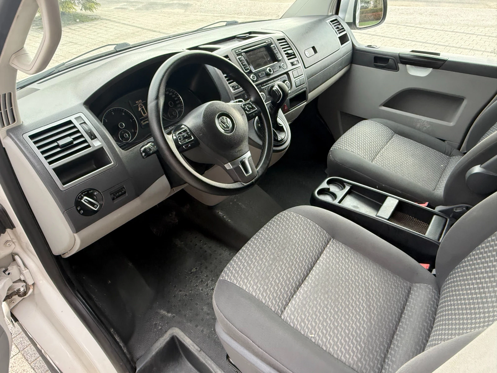 VW Transporter 2.0TDI Клима L2H1 - Две странични врати , снимка 13 - Бусове и автобуси - 54043788